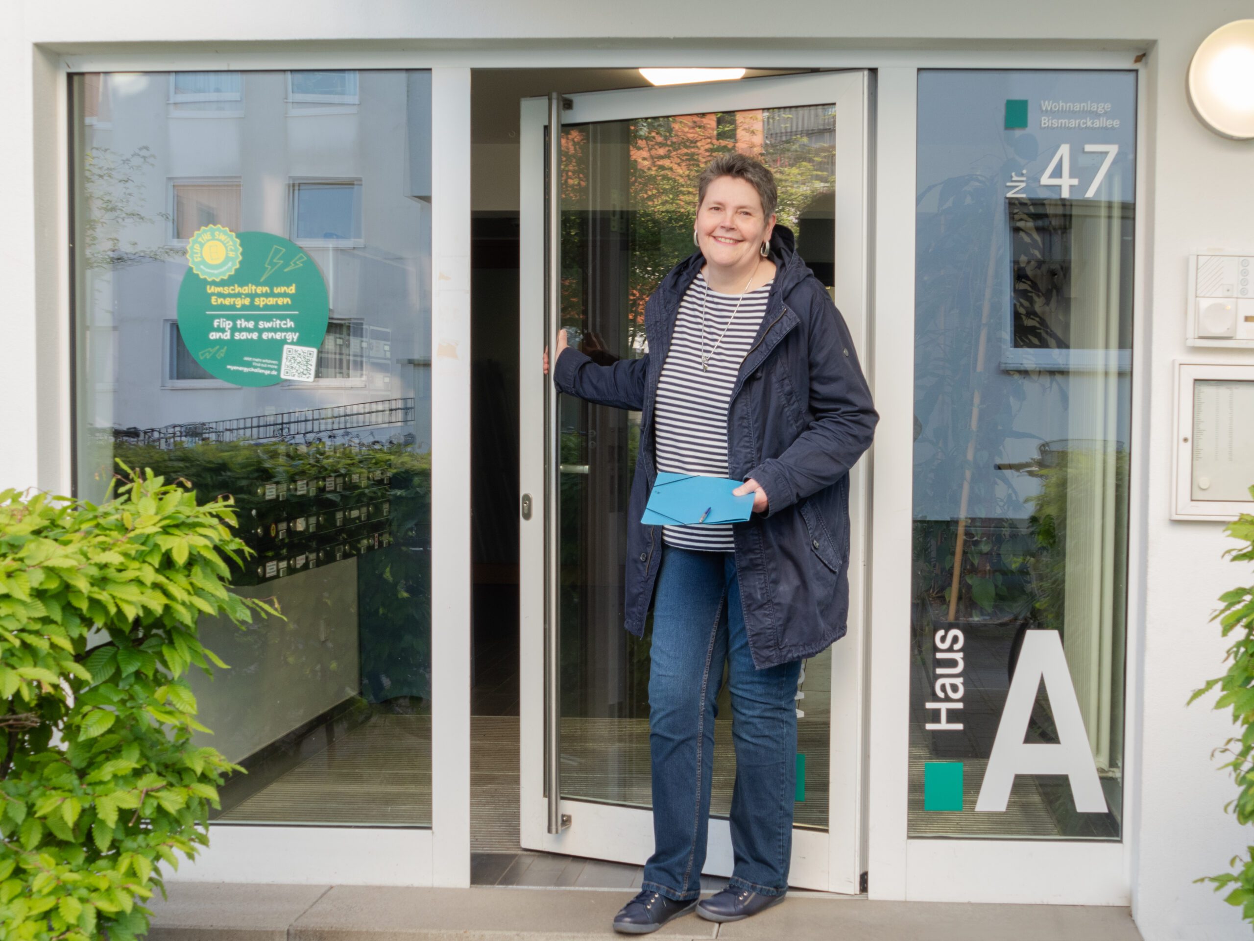 Christiane Herding in der Eingangstür der Bismarckallee 47.