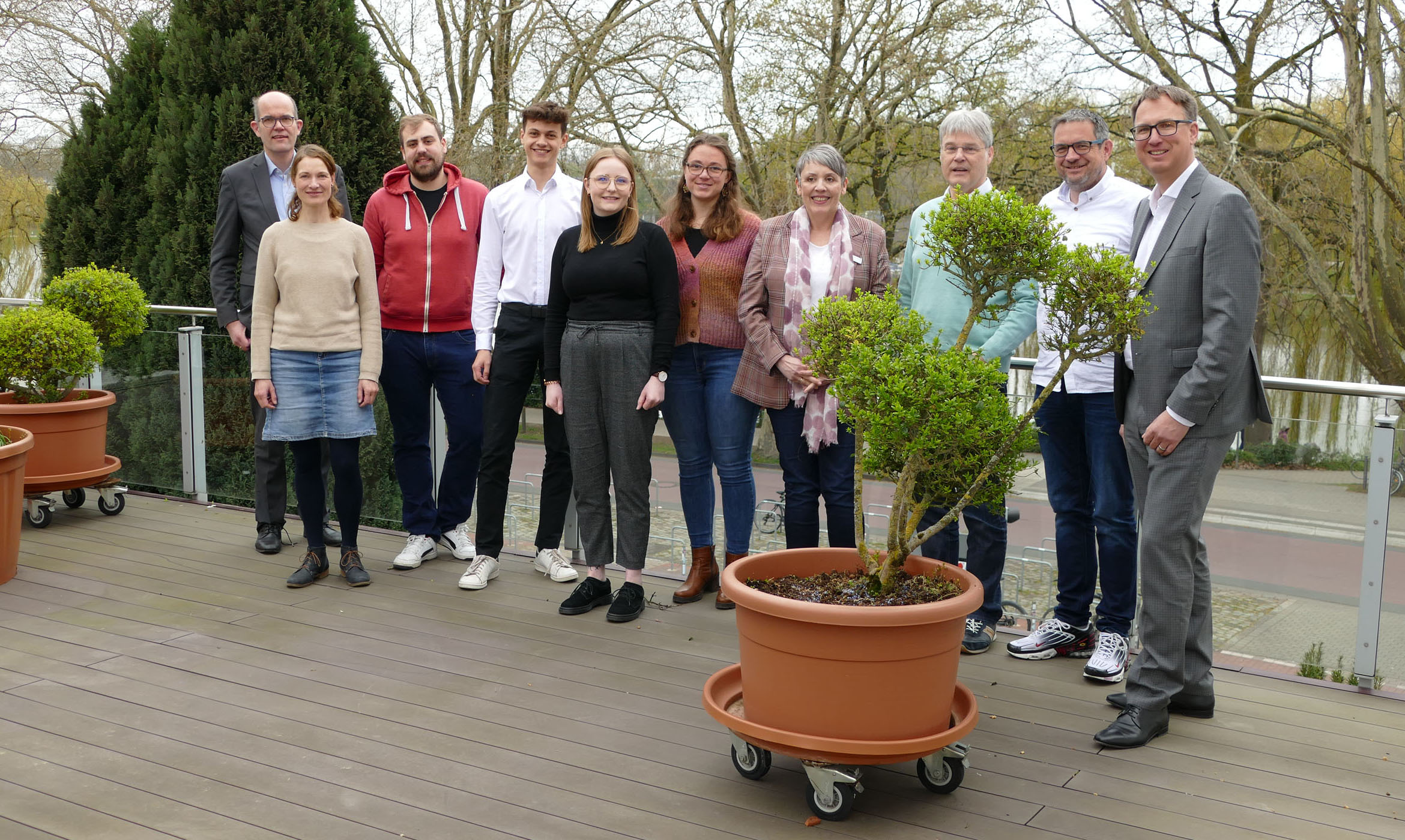 Der Verwaltungsrat, bestehend aus vier Frauen und sechs Männern, steht auf der Terrasse des Gebäudes der Bismarckallee.