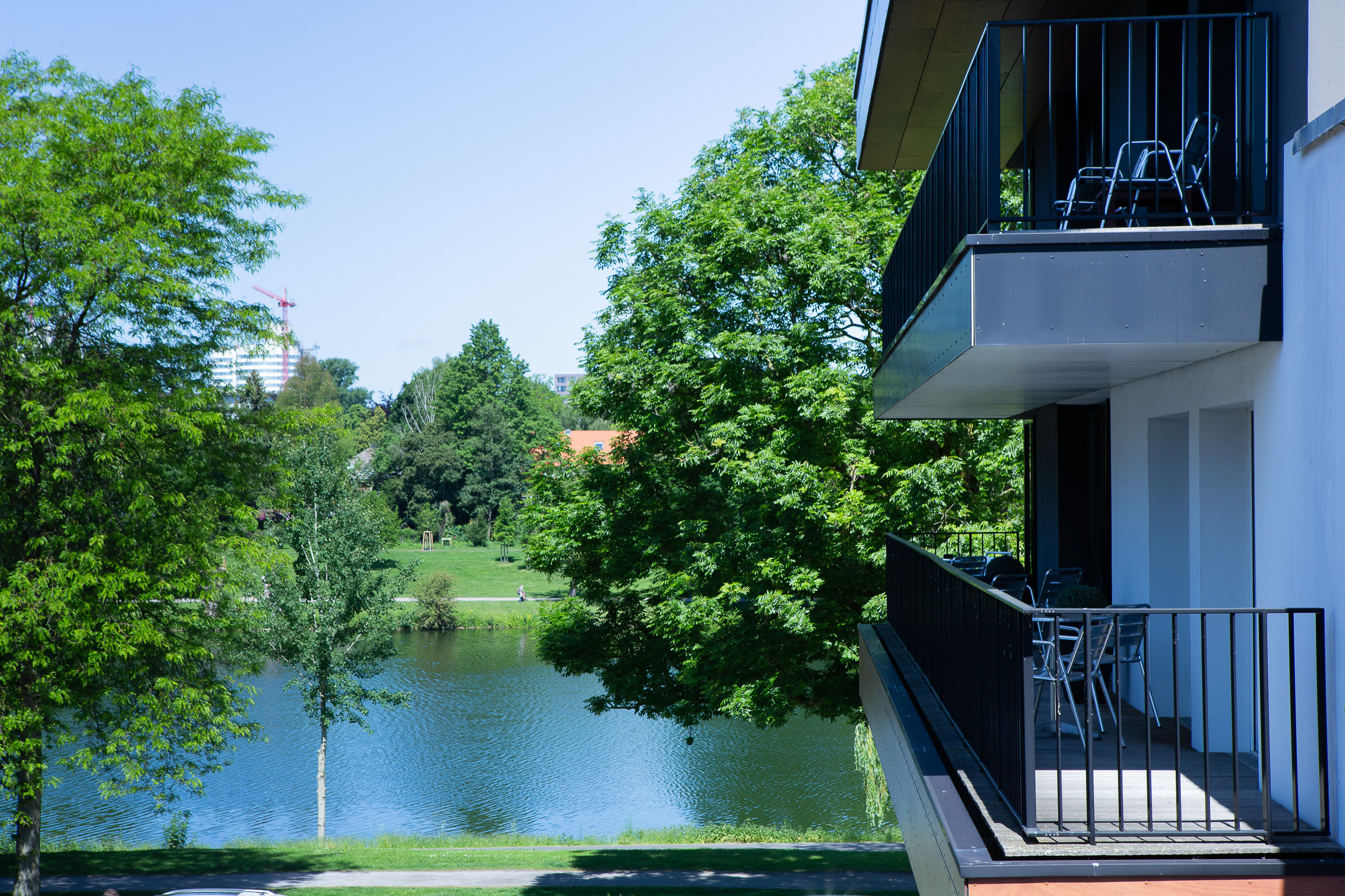 Blick ausdem hotel SeeZeit auf den Aasee. Am rechten Rand sind Balkone vom Hotel zu sehen.