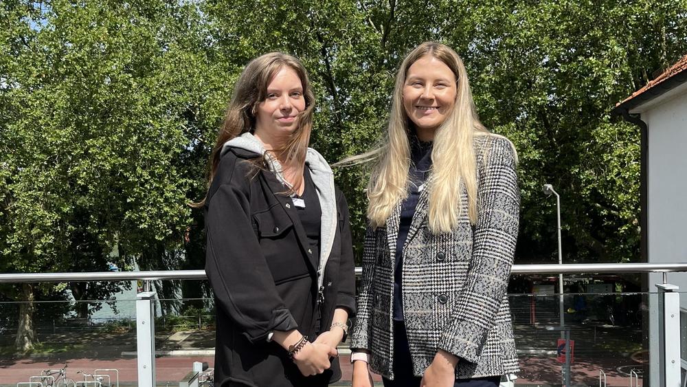 Corina und Aida an ihrem ersten Arbeitstag im Studierendenwerk auf der Dachterrasse.