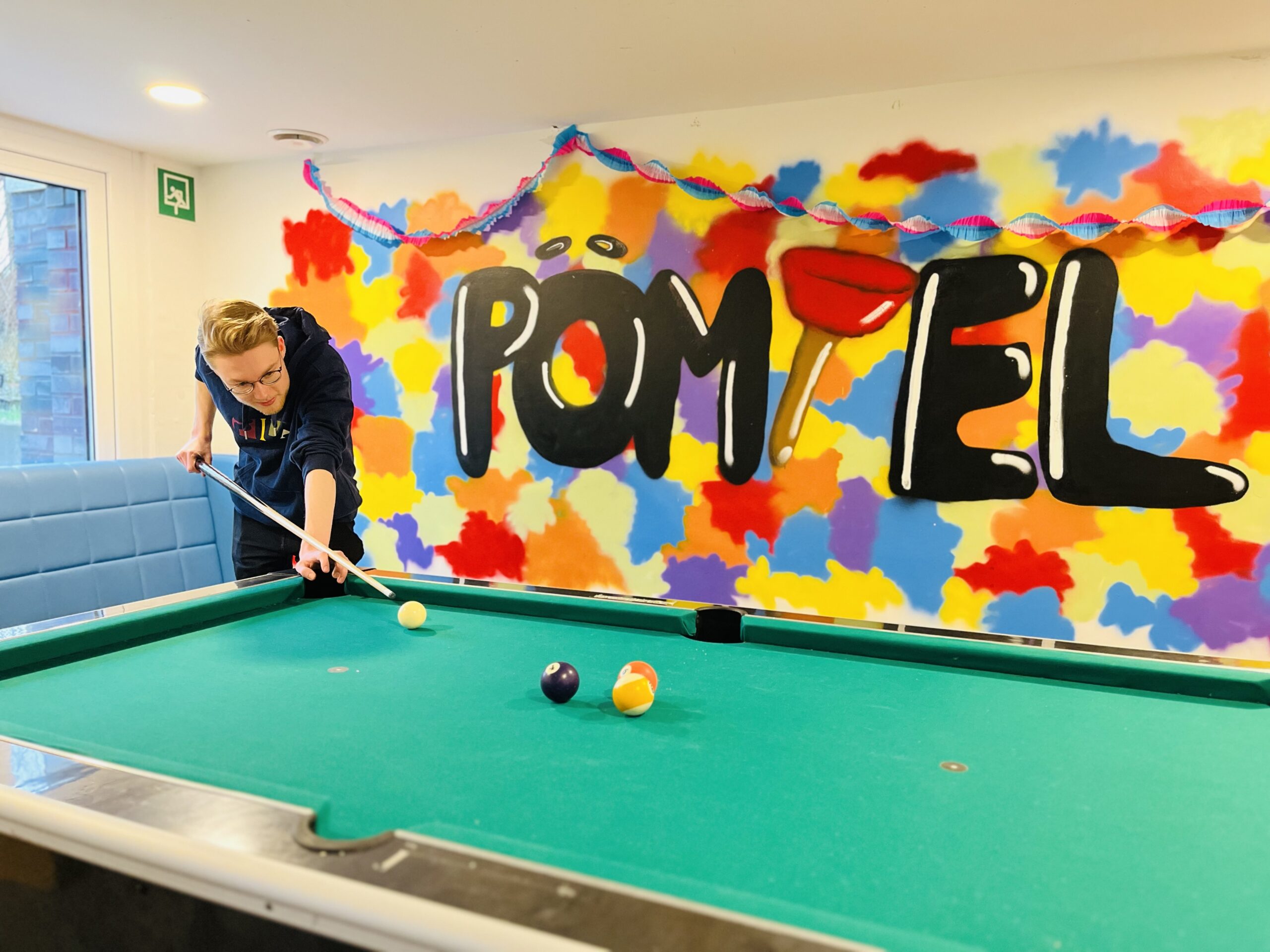 Im Pömpel kann man Billiard spielen.