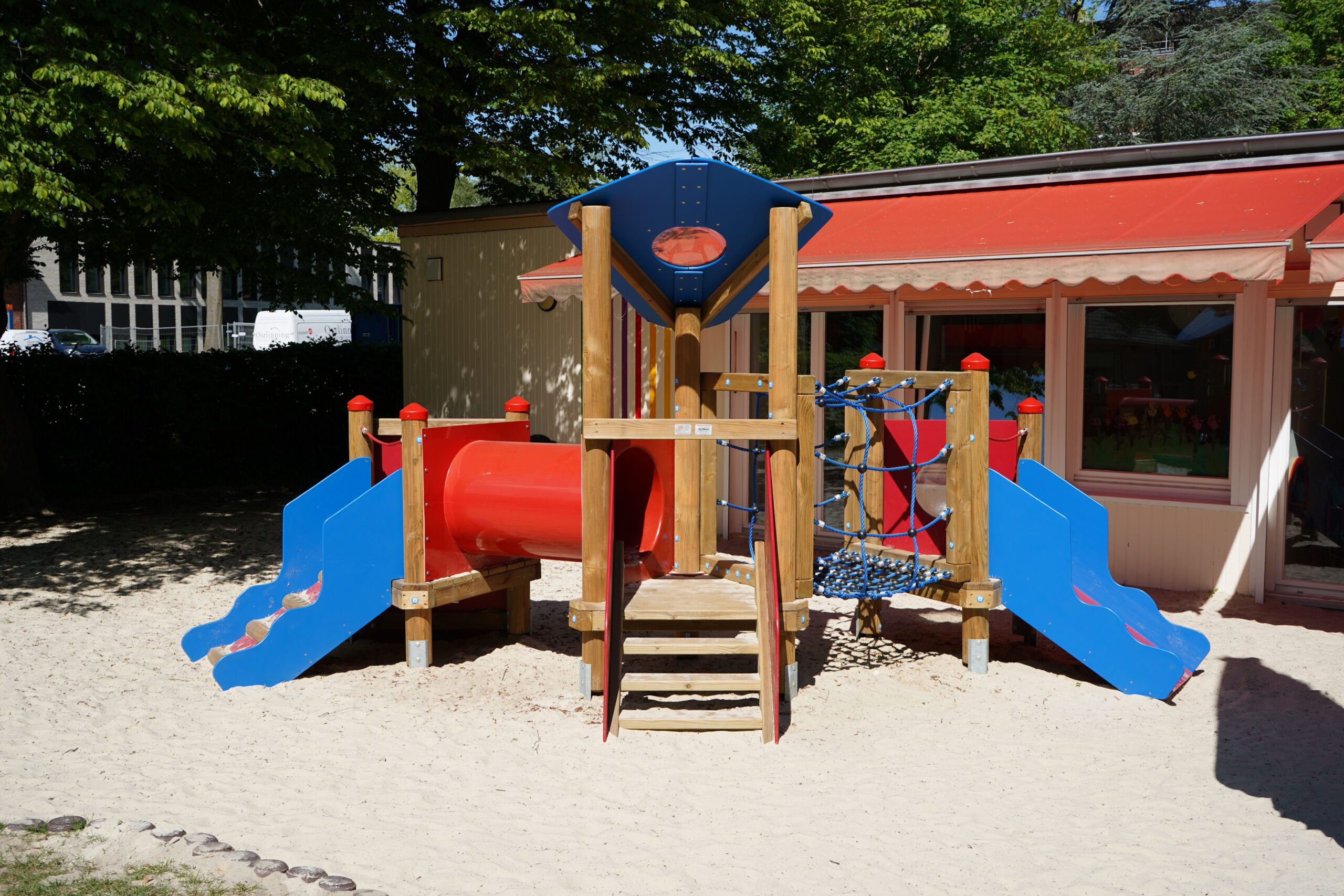 Das neue Klettergerüst der Kita Tausendfüßler,.